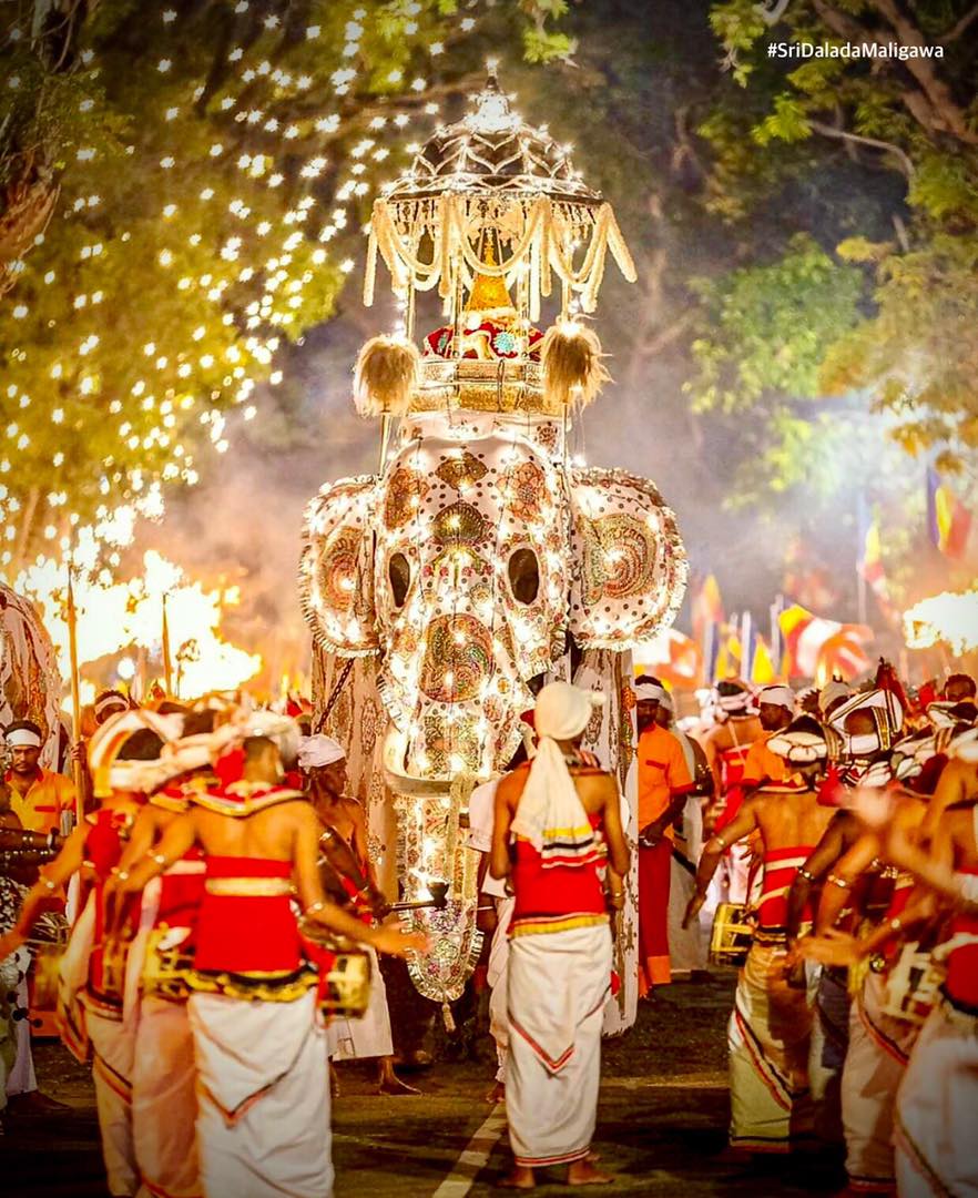 kandy perahera sri lanka